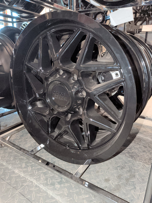 Moto Metal 812 20x9 +20 8x180