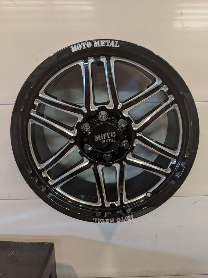 Moto Metal 992 20x9 +18 6x135