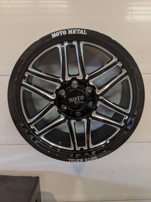 Moto Metal 992 20x9 +18 6x135