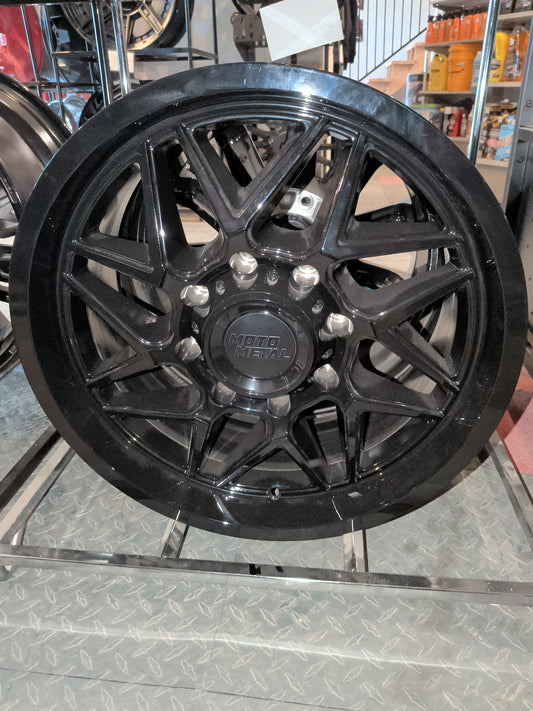 Moto Metal 812 20x9 +20 8x180